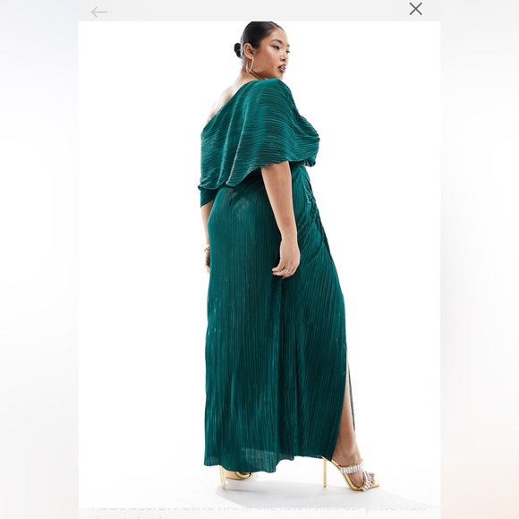 ASOS DESIGN Curve two in one fallen shoulder plisse maxi dress in bottle green - Picture 2 of 4